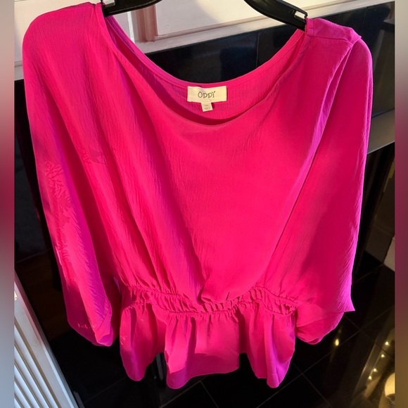 Boutique Pink Top Balloon sleeves and cinched waist. Pretty in Pink. Barbie - Picture 4 of 7